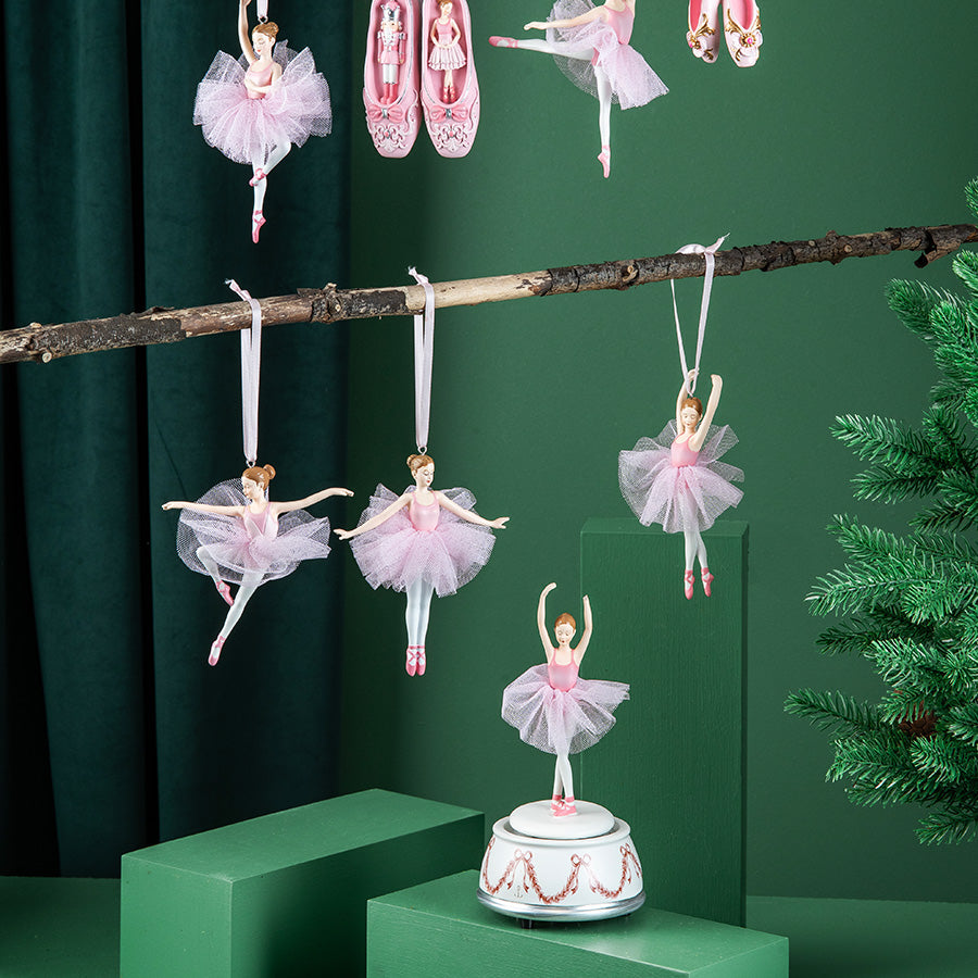 Rosa Ballerina spilledåse fra Porsgrunds Porselænsfabrik dekorert sammen med ballerina julepynt og juletre