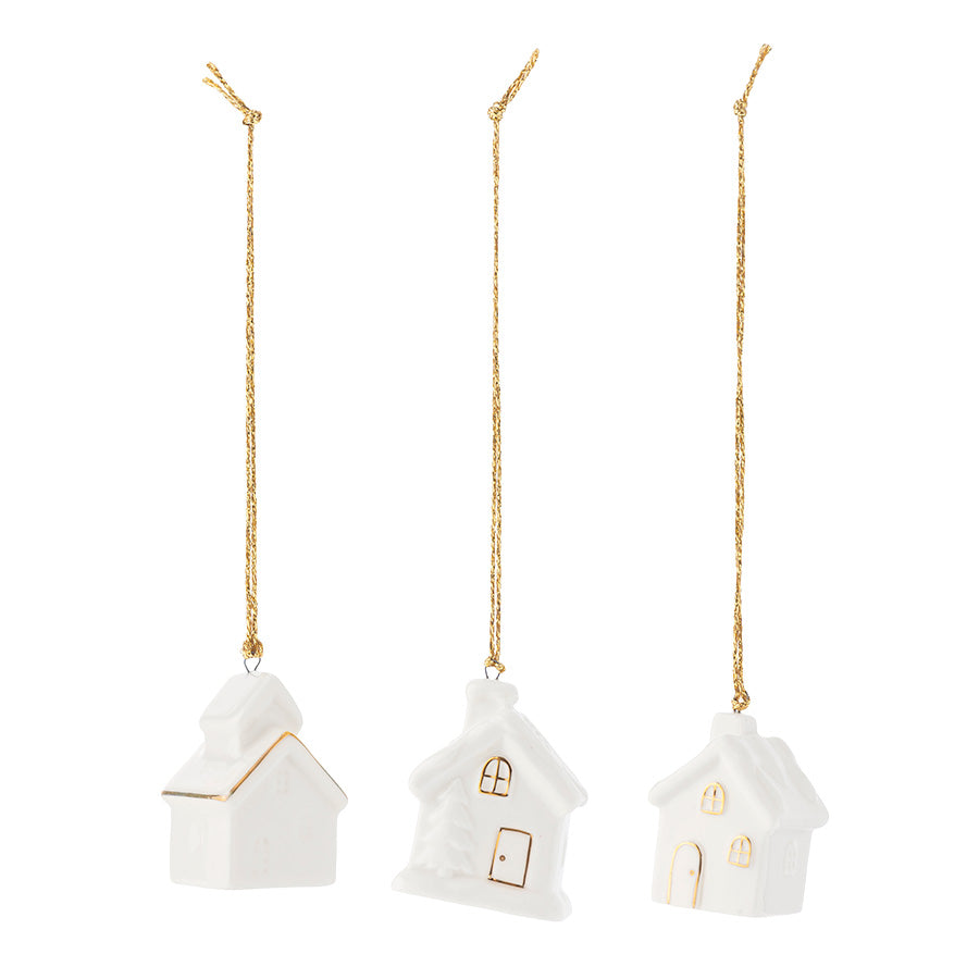 Sett med tre hvite porselenshus som ornament med gullkant, gulldetaljer og gullsnor til juledekorasjon