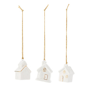 Sett med tre hvite porselenshus som ornament med gullkant, gulldetaljer og gullsnor til juledekorasjon