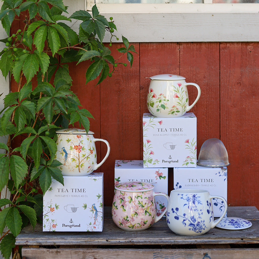 Porsgrunds Teatime tekrus i ulike farger med lokk, vist med originalemballasje