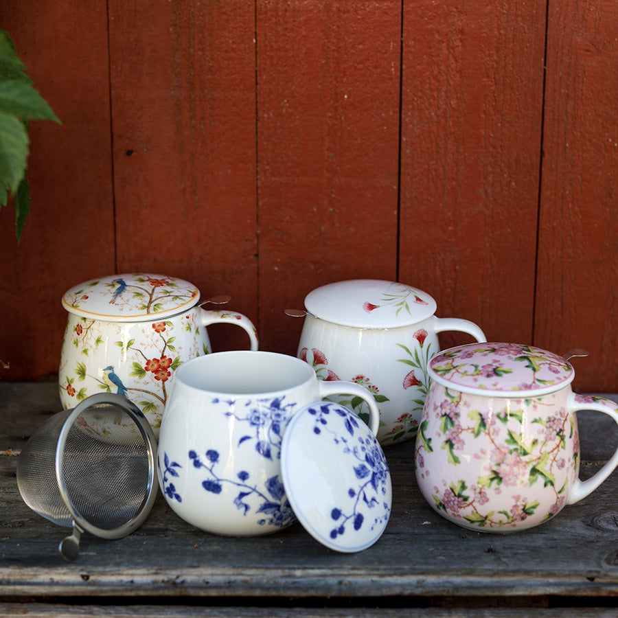 Utvalg av Porsgrunds Teatime tekrus i porselen med lokk, tesiler og ulike blomstermotiver