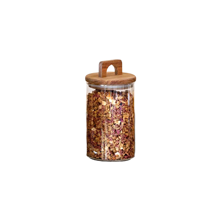 Transparente oppbevaringsglass med akasietrelokk fylt med tørkede blomster, perfekt for oppbevaring av krydder eller snacks. Oppbevaringsglass fra Christiania Glasmagasin.