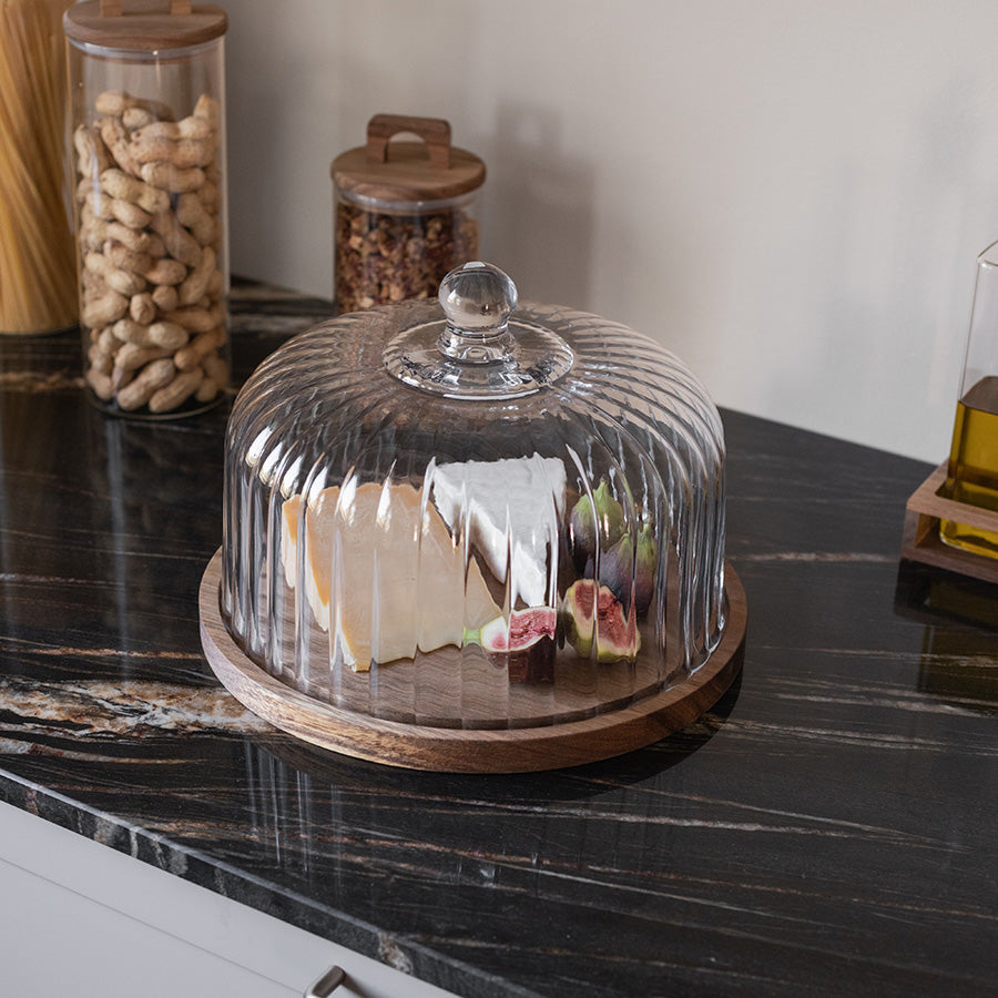 Pantry-fat fra Christiania Glasmagasin, utstilt på kjøkkenbenk med frukt og bakst, ribbet glasslokk som holder maten fersk.