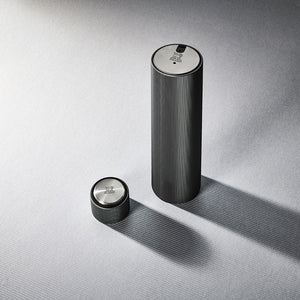Detaljert bilde av Peugeot Line Reverse Elektrisk Vinopptrekker Carbon, med fokus på moderne design og funksjonalitet. Vinopptrekker av PEUGEOT.