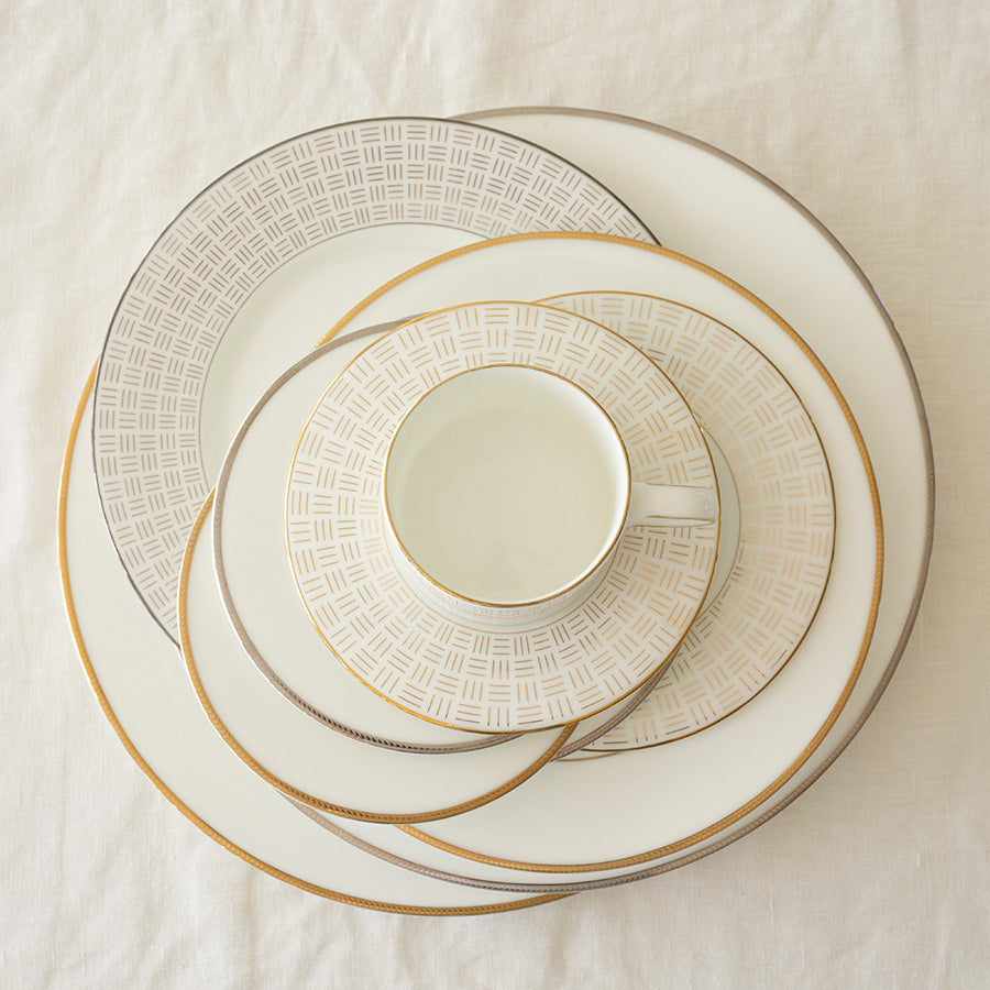 Porsgrund Porselænsfabrik Vivienne Gull Tallerken 22cm sammen med diverse tallerkener og en kopp, viser hvordan de kombineres.