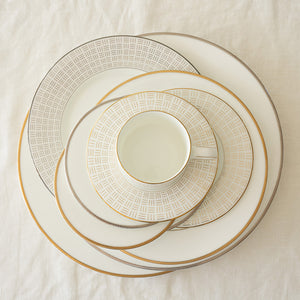Porsgrund Porselænsfabrik Vivienne Gull Tallerken 22cm sammen med diverse tallerkener og en kopp, viser hvordan de kombineres.