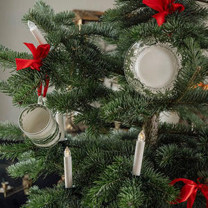 Grønt Porsgrunds Vintage krus og tallerken som julepynt på et dekorert juletre