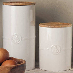 To Porsgrund Porselænsfabrik Ildfast Beholdere med trelokk i hvitt porselen, en stor 20 cm og en mindre. Allsidige beholdere for oppbevaring og servering av mat.