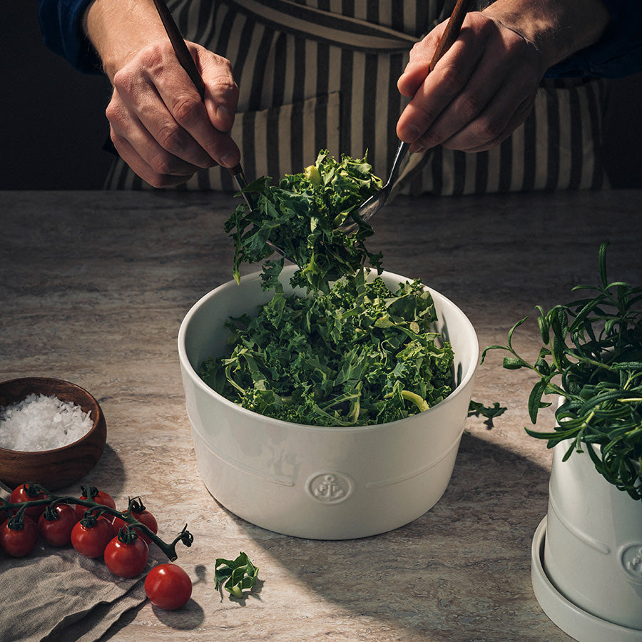 Porsgrunn Porselænsfabrik ildfast bolle 20 cm hvit, fylt med friske grønnkålblader, ideell som salatbolle.