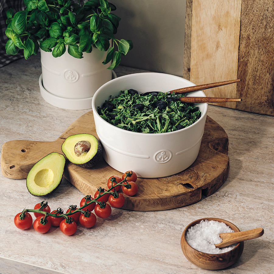 Porsgrunn Porselænsfabrik ildfast bolle 20 cm hvit, presentert med grønn salat, tomater og avocado, perfekt for en sunn servering.