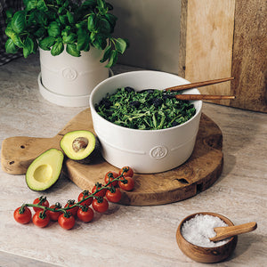 Porsgrunn Porselænsfabrik ildfast bolle 20 cm hvit, presentert med grønn salat, tomater og avocado, perfekt for en sunn servering.