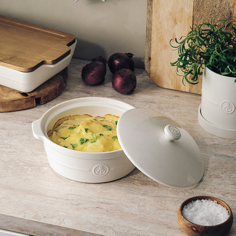 Porsgrund Porselænsfabrik Ildfast Rund Form m/Lokk 24cm Hvit - Ildfast form med lokk, malt potetgrateng klar til å serveres, viser klassisk design.