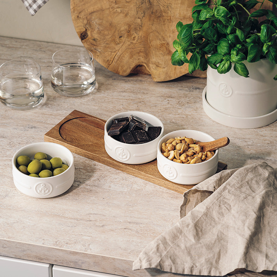 Porsgrund Porselænsfabrik Ildfast Skåler m/Fjøl 10cm 3pk Hvit - skåler med snacks, plassert på en trebrett, for en innbydende servering.