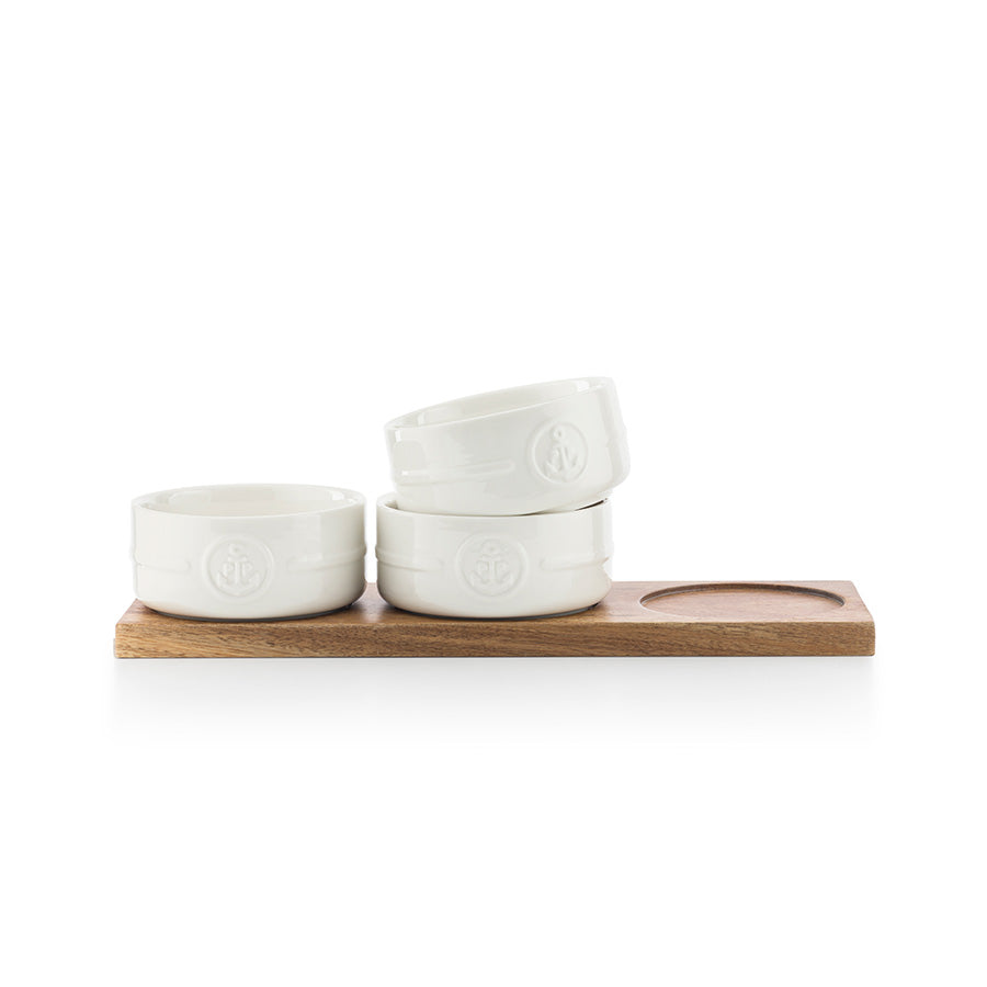 Porsgrund Porselænsfabrik Ildfast Skåler m/Fjøl 10cm 3pk Hvit - tre ildfaste skåler stablet på en trebrett, ideelt for matservering.