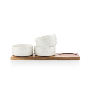 Porsgrund Porselænsfabrik Ildfast Skåler m/Fjøl 10cm 3pk Hvit - tre ildfaste skåler stablet på en trebrett, ideelt for matservering.