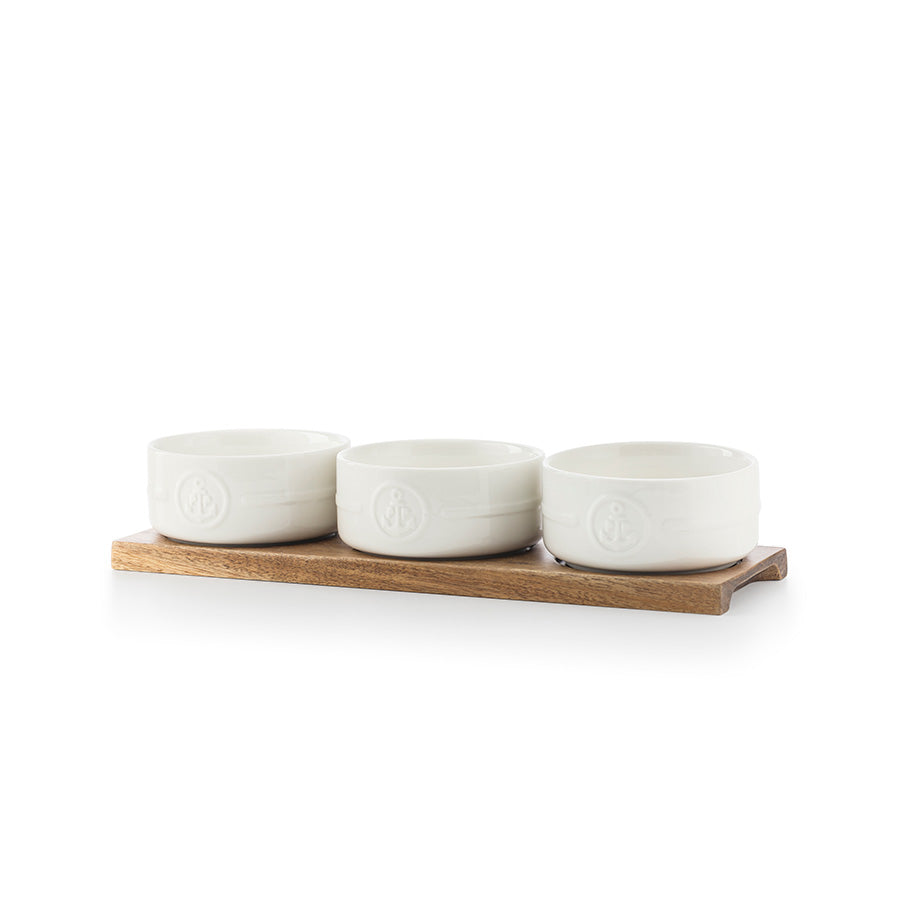 Porsgrund Porselænsfabrik Ildfast Skåler m/Fjøl 10cm 3pk Hvit - sett med tre ildfaste skåler på en elegant trebrett for enkel servering.