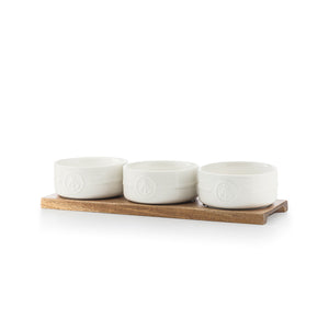 Porsgrund Porselænsfabrik Ildfast Skåler m/Fjøl 10cm 3pk Hvit - sett med tre ildfaste skåler på en elegant trebrett for enkel servering.