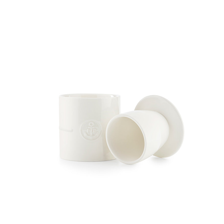 Porsgrund Porselænsfabrik Ildfast Smørklokke 10x12,4cm Hvit, viser smørklokken fra siden med lokket av, demonstrating the smart design for preserving butter's freshness, smørklokke i klassisk stil.