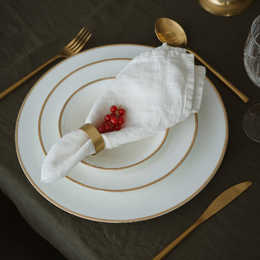 Elegant dekket bord med Porsgrunds Porselænsfabrik Nathalie Gull dyp fat 25 cm, akkompagnert av stilige bestikk.