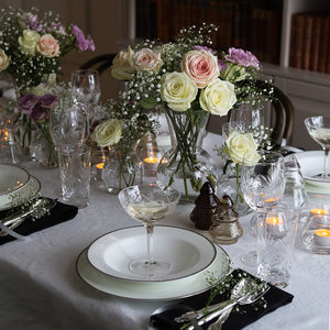 Porsgrunds Porselænsfabrik Nathalie Platinum elegant borddekk med tekopper, skåler og blomsteroppsatser, ideelt for festlige anledninger.