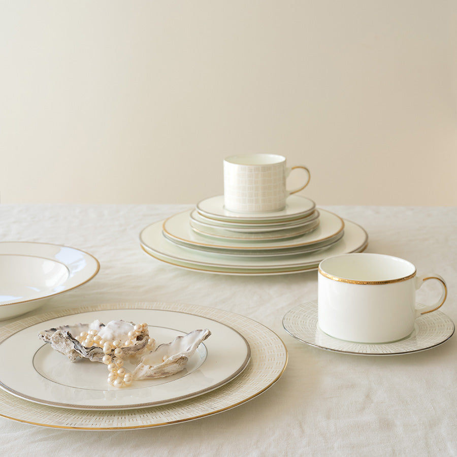 Elegant borddekking med Isabelle Gull kaffekopp og skål fra Porsgrund Porselænsfabrik, tidløst design som hever enhver anledninger.