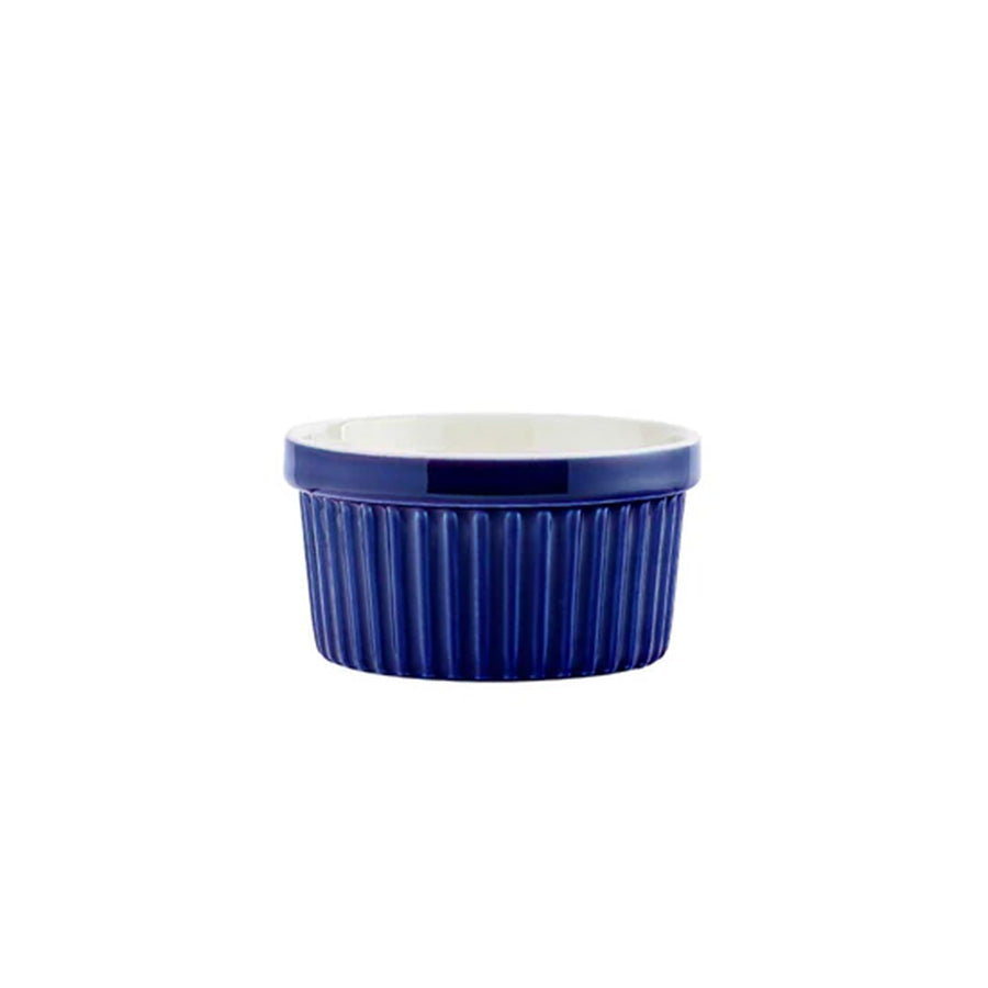 Ildfast ramakin fra Porsgrund Porselænsfabrik, i mørk blå farge med riller, perfekt for servering av småretter, sauser og desserter. Ramakin med tidløst design.