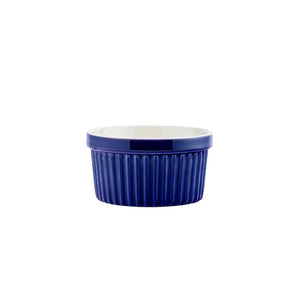 Ildfast ramakin fra Porsgrund Porselænsfabrik, i mørk blå farge med riller, perfekt for servering av småretter, sauser og desserter. Ramakin med tidløst design.