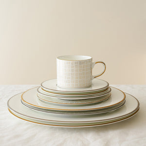 Porsgrund Porselænsfabrik Vivienne Gull servise, inkluderer kaffekopp og skål, moderne og klassisk design, perfekt for festdekkede bord.