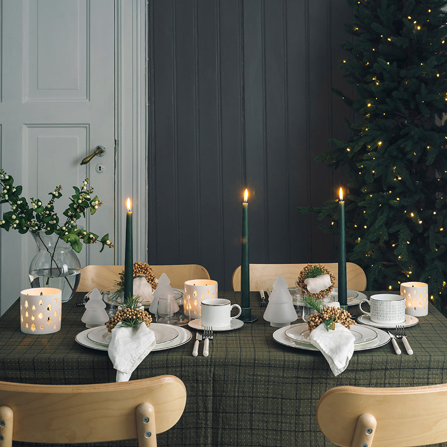 Porsgrund Porselænsfabrik Isabelle Platinum kafédekorasjon, borddekk med kaffekopper og lys i festlig atmosfære.