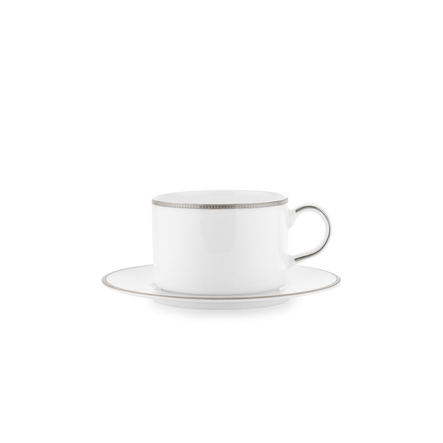 Elegant Porsgrund Porselænsfabrik Isabelle Platinum tekopp med skål i delikat benporselen, designet for å gi et moderne uttrykk med tynn platinakant.