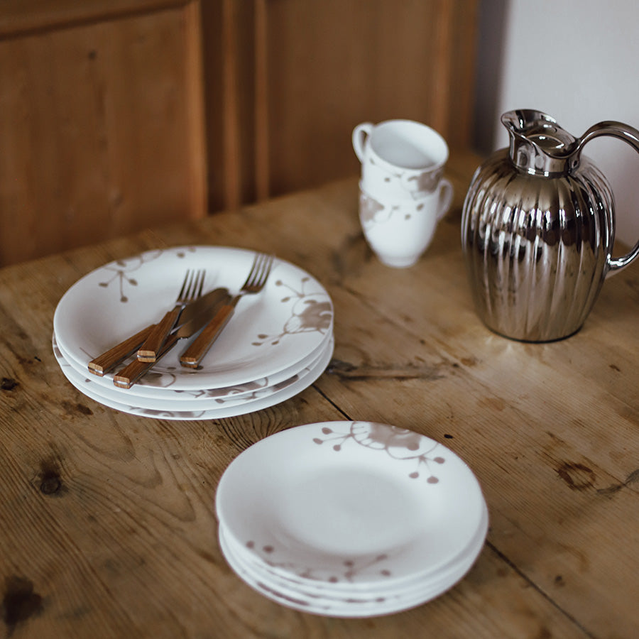 Porsgrund Porselænsfabrik Maxistrå Tallerken 22 cm Beige, tallerkener med tilbehør på et bord, skaper en koselig atmosfære i hjemmet.