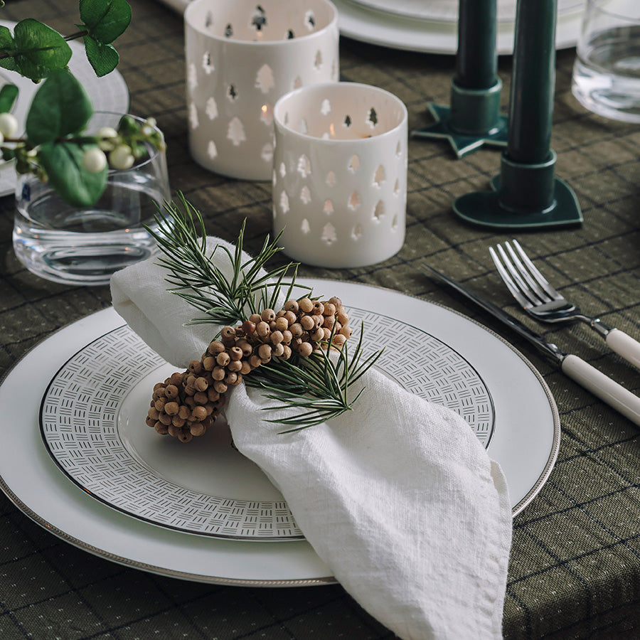 Stilren borddekking med Porsgrund Porselænsfabrik Vivienne Platinum Tallerken 22cm, dekorert med naturnære elementer og elegant bordtilbehør.