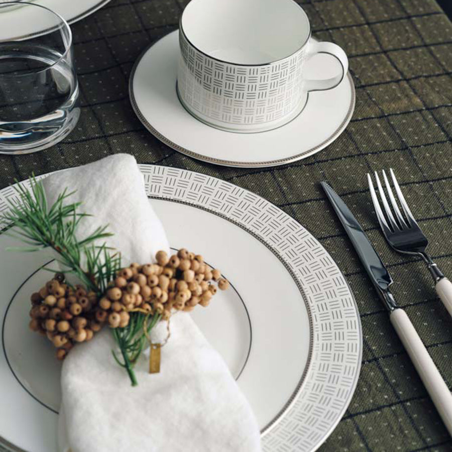 Porsgrund Porselænsfabrik Vivienne Platinum Tallerken 28cm i en elegant borddekking med servietter og bestikk, perfekt for sofistikerte middager.