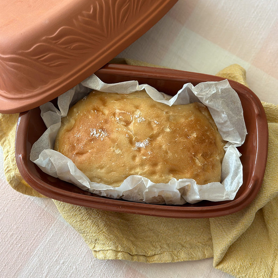 Terracotta Leirgryte med lokk brukt til baking av rustikt, gyllent brød