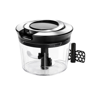 Christiania Glasmagasin Prep Minihakker 900ml med manuell trekk-mekanisme, designet for rask hakking av løk, hvitløk og urter. Den har en sklisikker base og er enkel å rengjøre, perfekt for matlaging til flere.