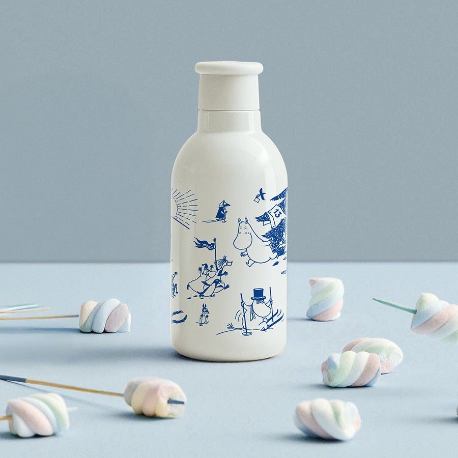 En Mummi termoflaske med karakterer fra Mummidalen, omringet av små marshmallows. Designet gjør flasken attraktiv for daglig bruk.