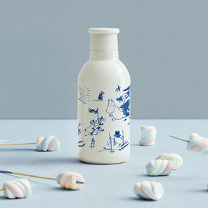 En Mummi termoflaske med karakterer fra Mummidalen, omringet av små marshmallows. Designet gjør flasken attraktiv for daglig bruk.