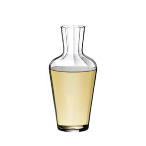 Riedel dekanter i blyfritt krystall med lys vin, designet for optimal lufting og elegant servering.