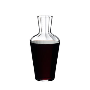 Riedel dekanter i blyfritt krystall fylt med rødvin, perfekt for å fremheve smaksdybden.