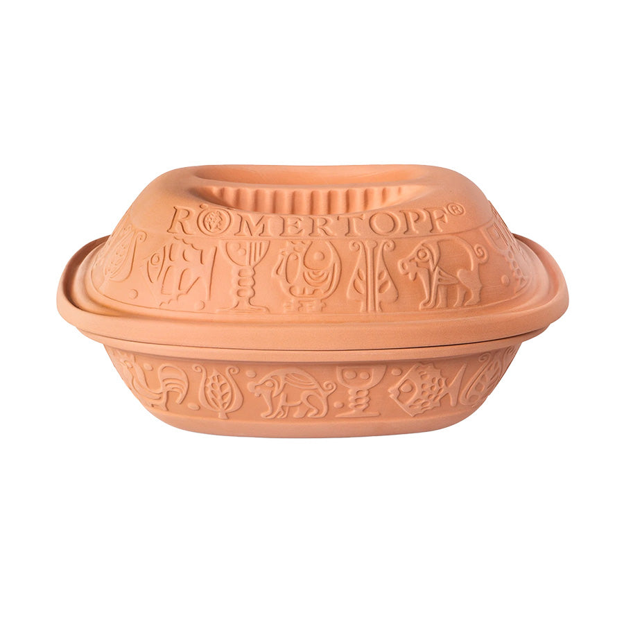 Römertopf Classic leirgryte i naturlig leire, designet for 4 personer, med dekorative relieffmønstre av dyr og planter, perfekt for sunne måltider med minimalt fett.