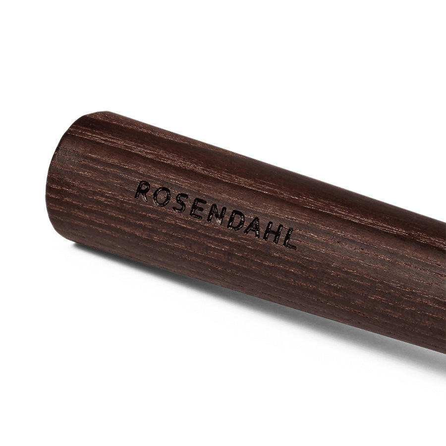 Nærbilde av håndtaket på Rosendahl visp, med tydelig Rosendahl logo.