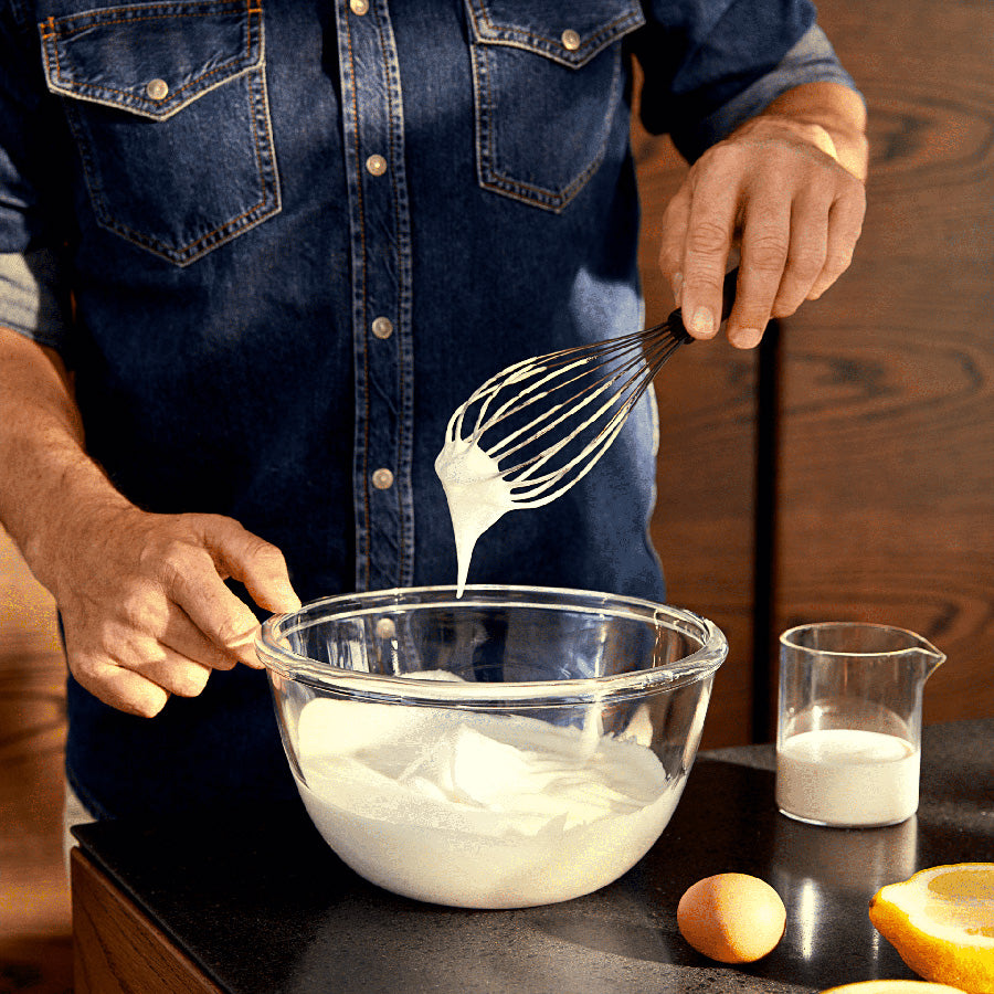 Person som bruker Rosendahl visp i en bolle, forklarer vispens effektive bruksområde.
