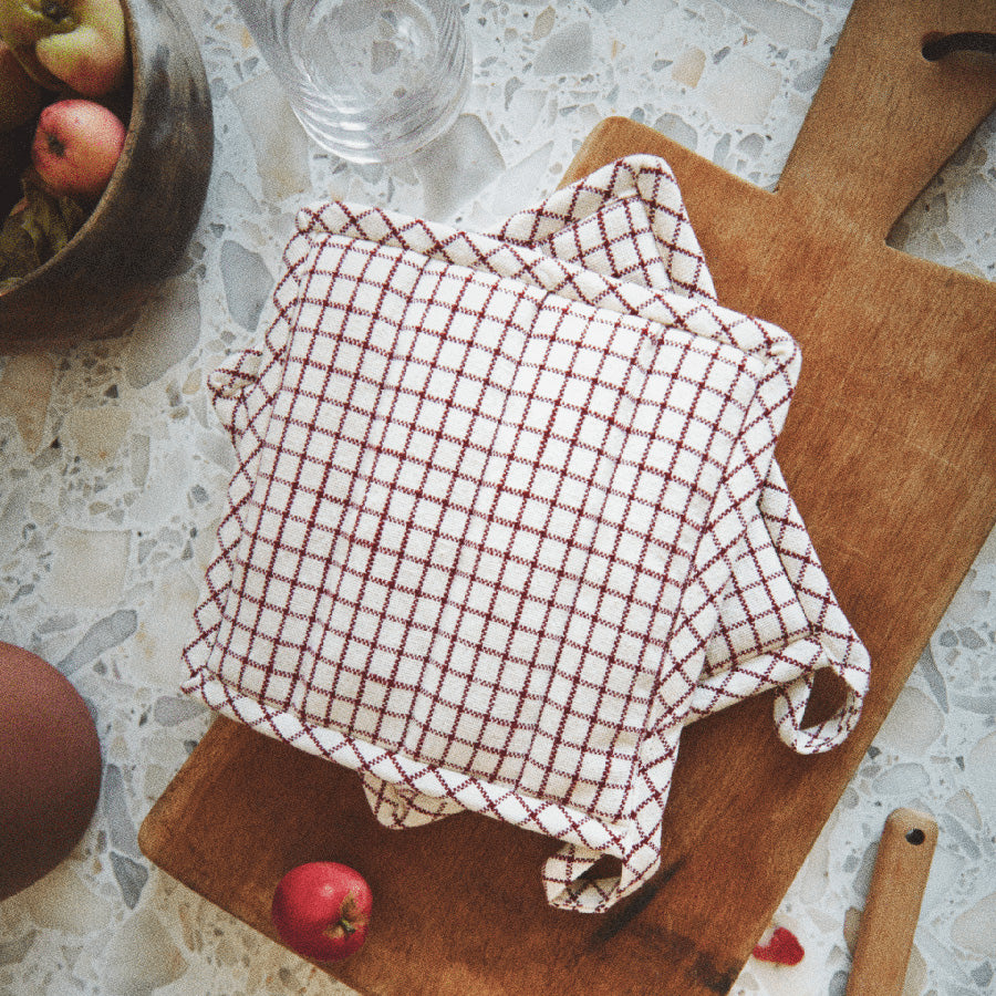 Grytekluter fra Rosendahl, vises på en skjærebrett, ideelle for beskyttelse mot varme under matlaging.