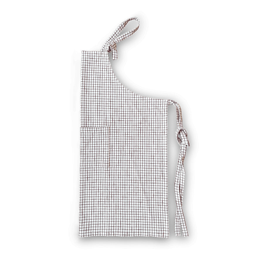 Rosendahl Forkle i terracotta med rutemønster, sett fra siden, med en praktisk frontlomme for kjøkkenutstyr.