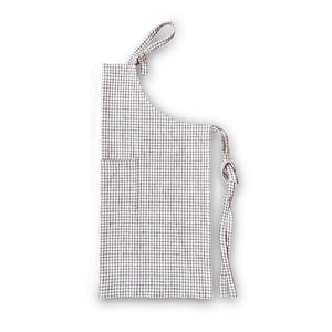 Rosendahl Forkle i terracotta med rutemønster, sett fra siden, med en praktisk frontlomme for kjøkkenutstyr.