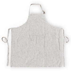 Rosendahl Forkle terracotta med justerbare bånd, vist fra foran, designet for komfort og stil mens du lager mat.