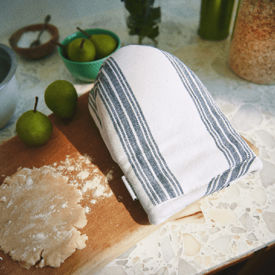 Rosendahl grillvott i blått brukt i kjøkkenmiljø, plassert på et skjærebrett ved siden av bakt deig og grønnsaker.