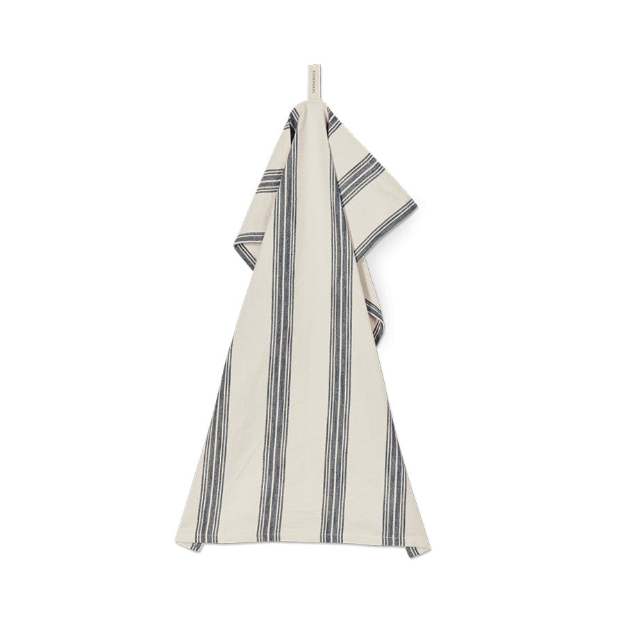 Rosendahl kjøkkenhåndkle i stor størrelse, grå bunndesign med mørkeblå striper, hengende vakkert fra en krok.