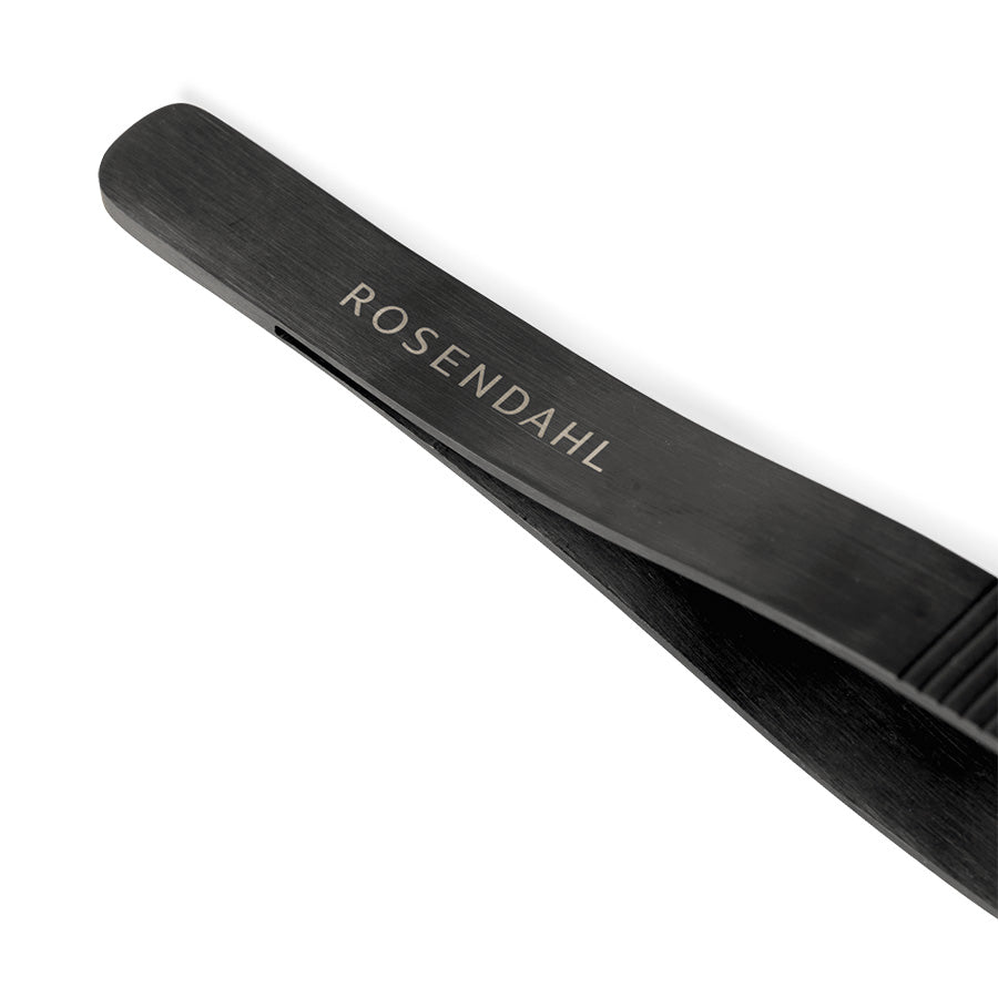 Nærbilde av Rosendahl Rå stekepinsett med ROSENDAHL-logo, designet for høy kvalitet og brukervennlighet.