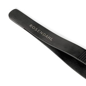 Nærbilde av Rosendahl Rå stekepinsett med ROSENDAHL-logo, designet for høy kvalitet og brukervennlighet.